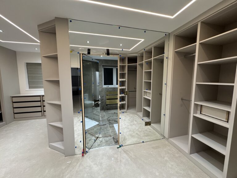 WALK-IN CLOSET FULL CEILING TO FLOOR MIRROR